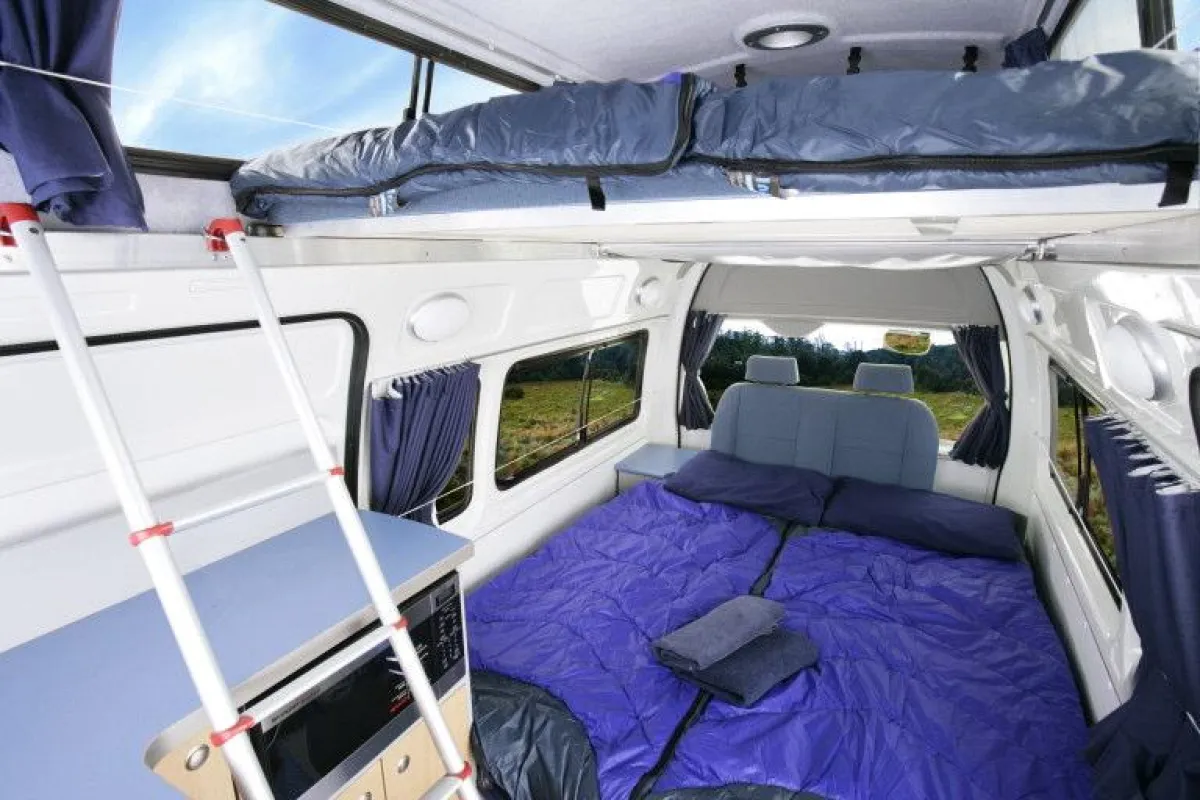 Wohnmobil BRITZ Voyager in Australien - Innenansicht Richtung Heck mit aufgebauten Betten