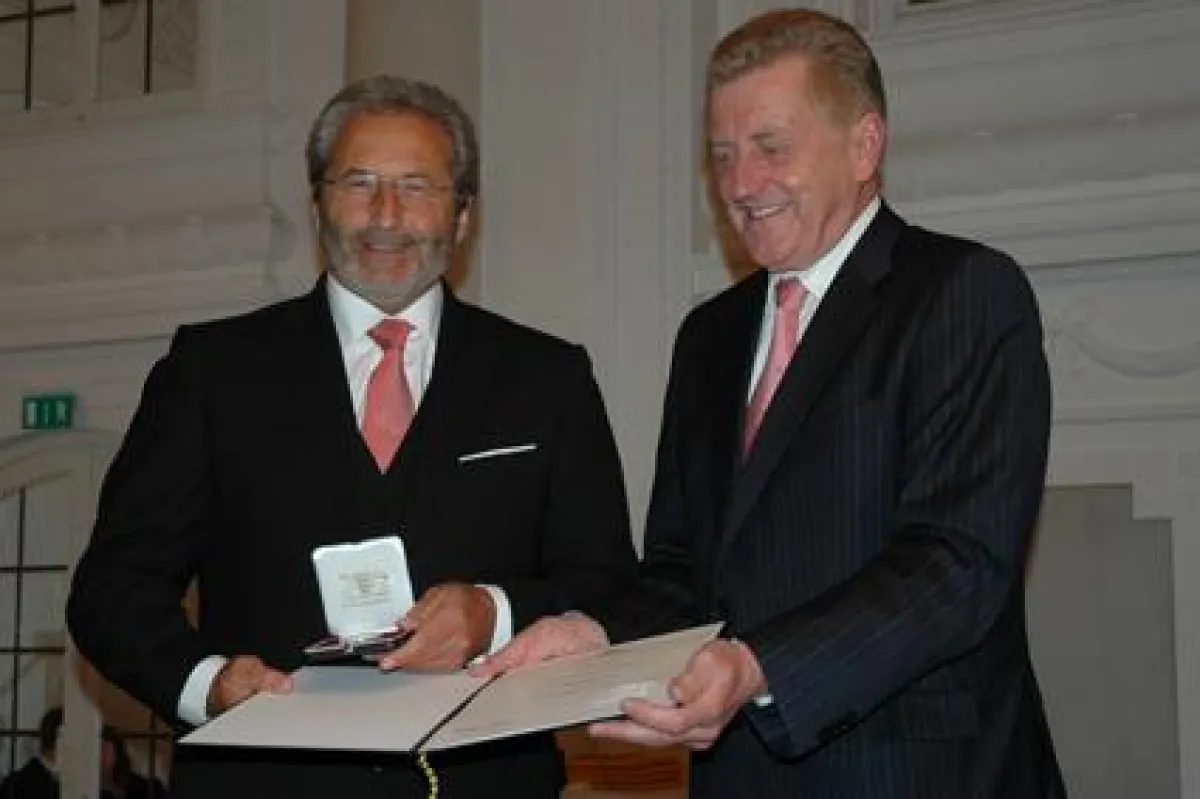 Rudolf Rampf (links) erhält die Wirtschaftsmedaille des Landes Baden-Württemberg.