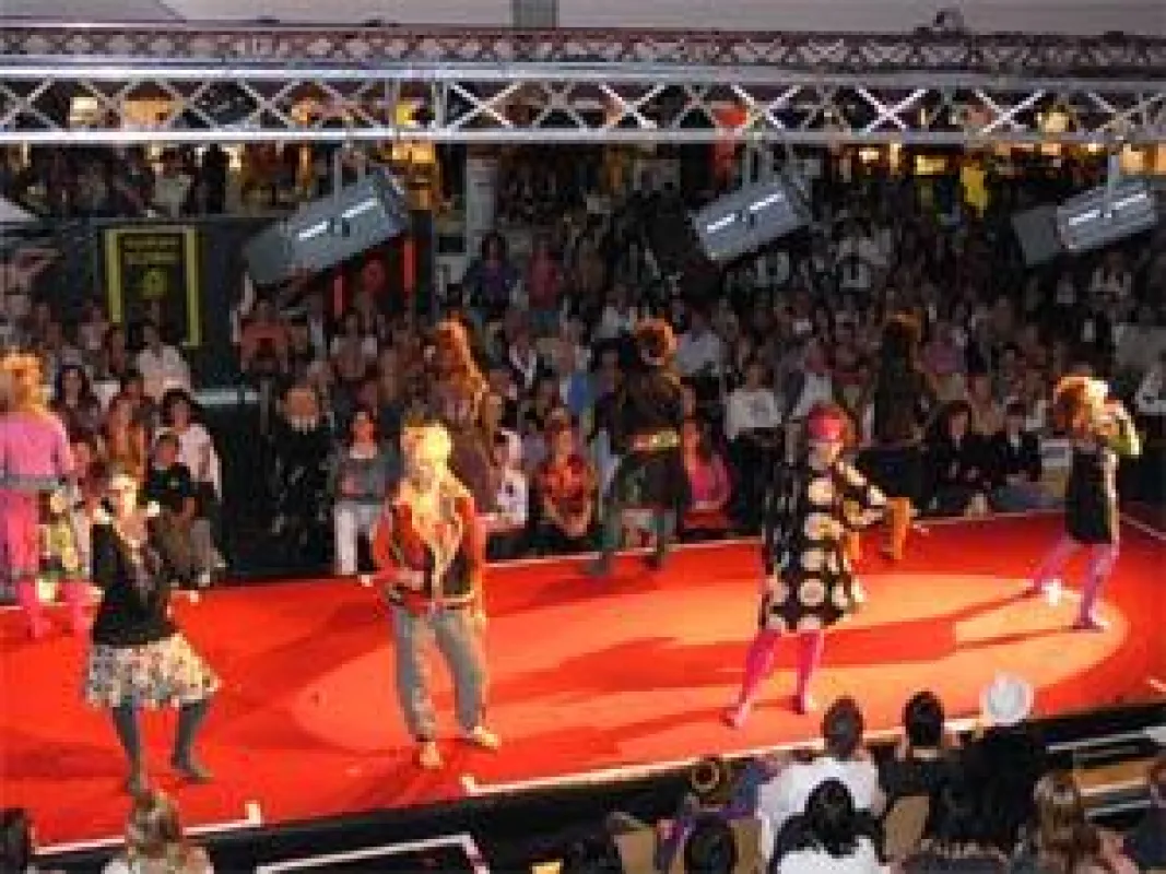 Bis auf den letzten Platz gefüllt war das Foyer beim Fashion Spektakel im September 2009