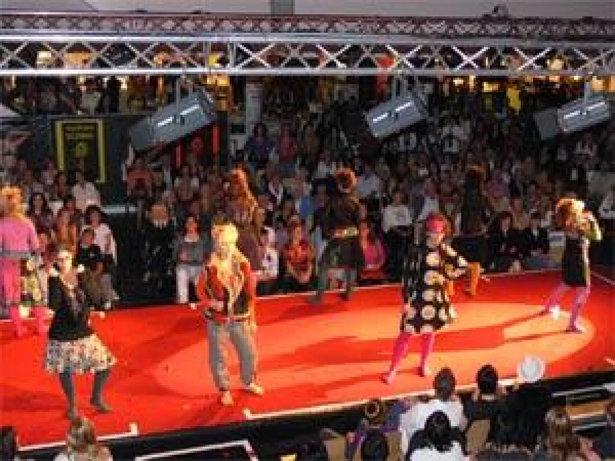 Bis auf den letzten Platz gefüllt war das Foyer beim Fashion Spektakel im September 2009