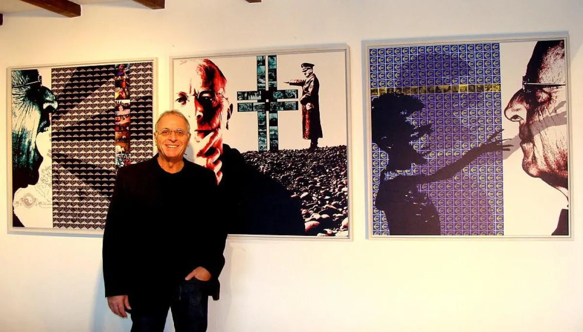 Theo Hues vor seinen Werken