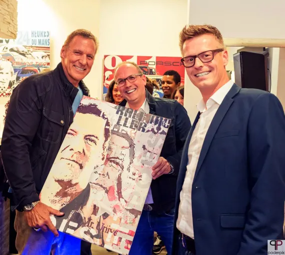 Bild: Hollywood-Star Ralf Moeller nimmt Portrait des Paderborner Künstlers Burkhard Lohren entgegen