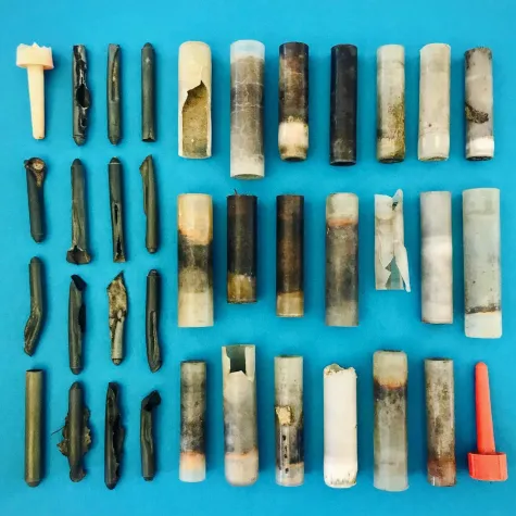 Bild: 500 Meter Rheinufer. 37 Plastikhülsen von Silvesterraketen. 2 Tage vor Silvester.