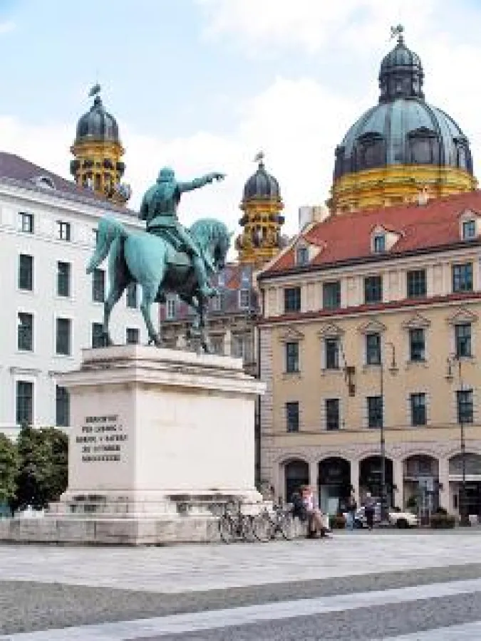 Münchner Blickwinkel: von der Brienner Straße auf die Türme der Theatinerkirch