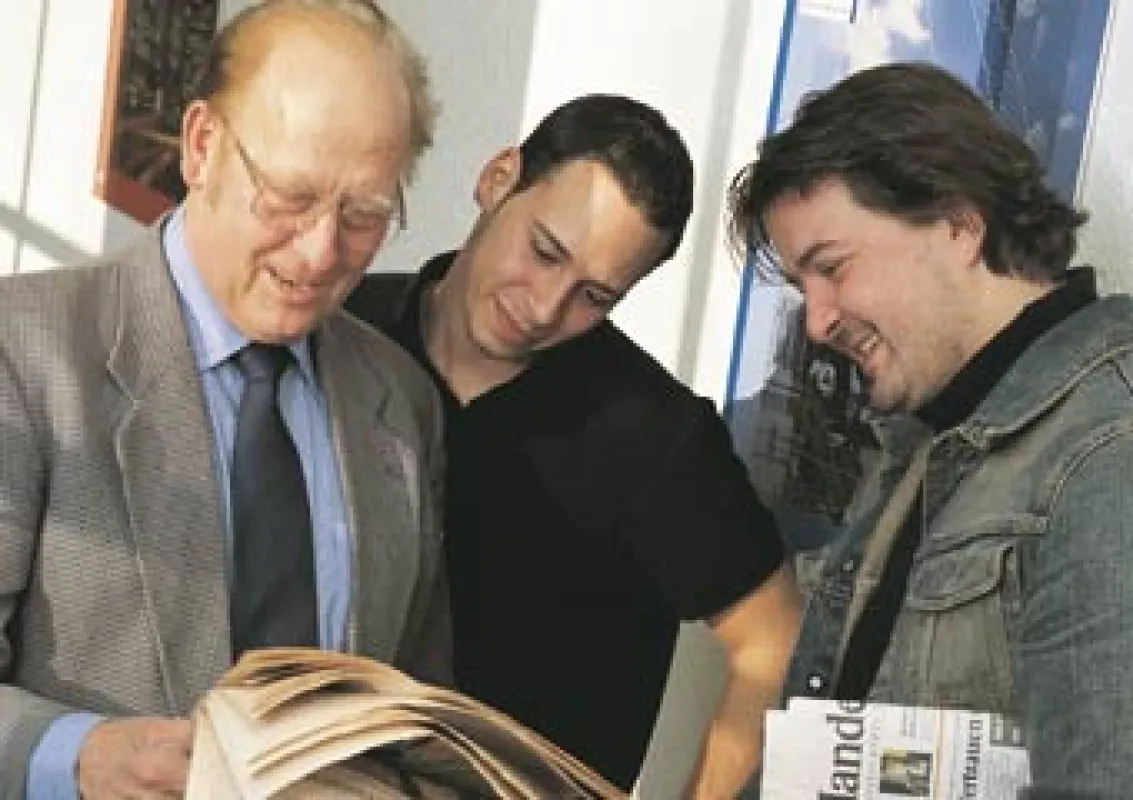 Dr. van Allen im Kreis von Studenten
