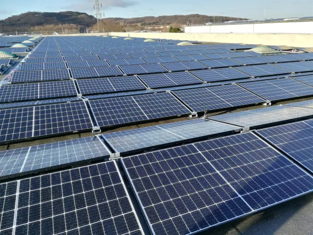 Bild: Anlage mit über 700 kWp geht bei Hannover ans Netz.