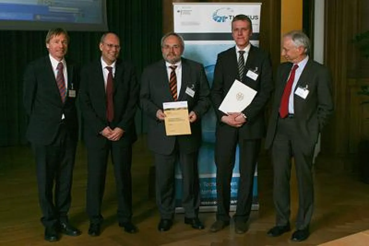 (v.r.n.l): Professor Arnold Picot, Projektleiter Nils Meyer, Leiter Entwicklung der jCOM1 AG, Dr. Albert Fleischmann, Vorstand der jCOM1 AG, Dr. Stefan Wess vom THESEUS Konsortium und Dr. Andreas Goer