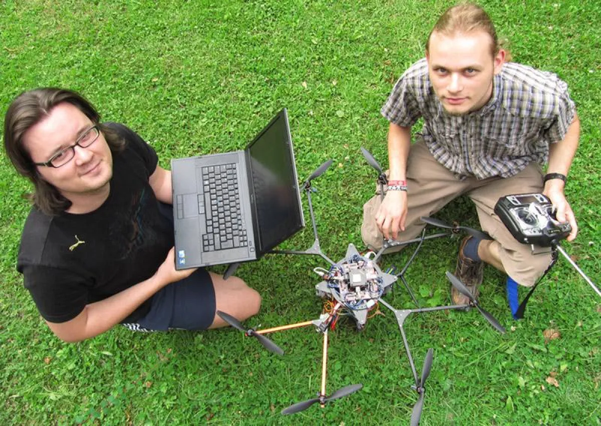 Die Studenten Stefan Winkler (links) und Georg Richter (rechts) während Startvorbereitungen am Multikopter der Hochschule Harz.
