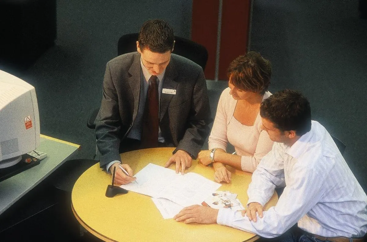 Bei vielen Geldanlagen verwenden die Berater  häufig Begriffe nicht nicht für jeden verständlich sind. Eine kostenlose Broschüre der Sparkassen erklärt alles! Info: www.geld-und-haushalt.de