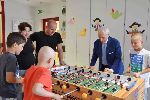 Bild: José Carreras macht krebskranken Kindern Mut: Besuch der Kinderonkologie am Uniklinikum Freiburg