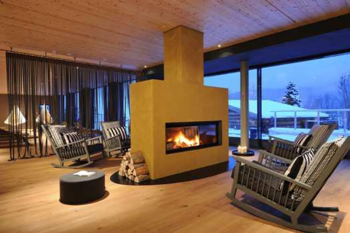 Refugium Lindenwirt - TILIA Spa Badehaus - Ruhebereich mit Kamin