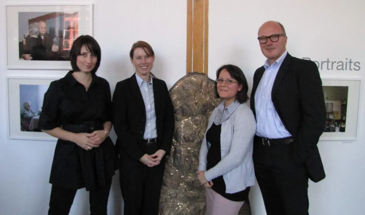 © BallinStadt - vlnr: Fotografin Eibe Krebs mit First Secretary Mardi Wu (australische Botschaft), Historikerin Rebekka Geitner (BallinStadt Auswanderermuseum) und Direktor Jens Nitschke (BallinStadt 