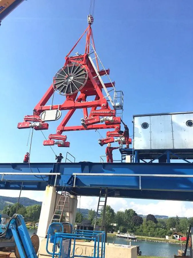 The 145-ton operating weight of the crane had to be evenly distributed over 16 wheels.