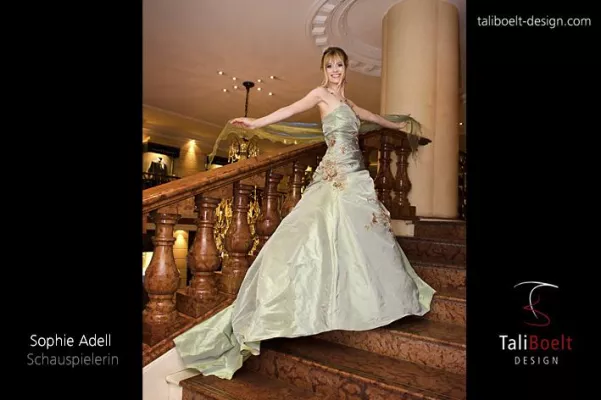 Bild: Schauspielerin Sophie Adell trägt TaliBoelt Design auf dem Frühlingsball im Hotel Bayerischer Hof