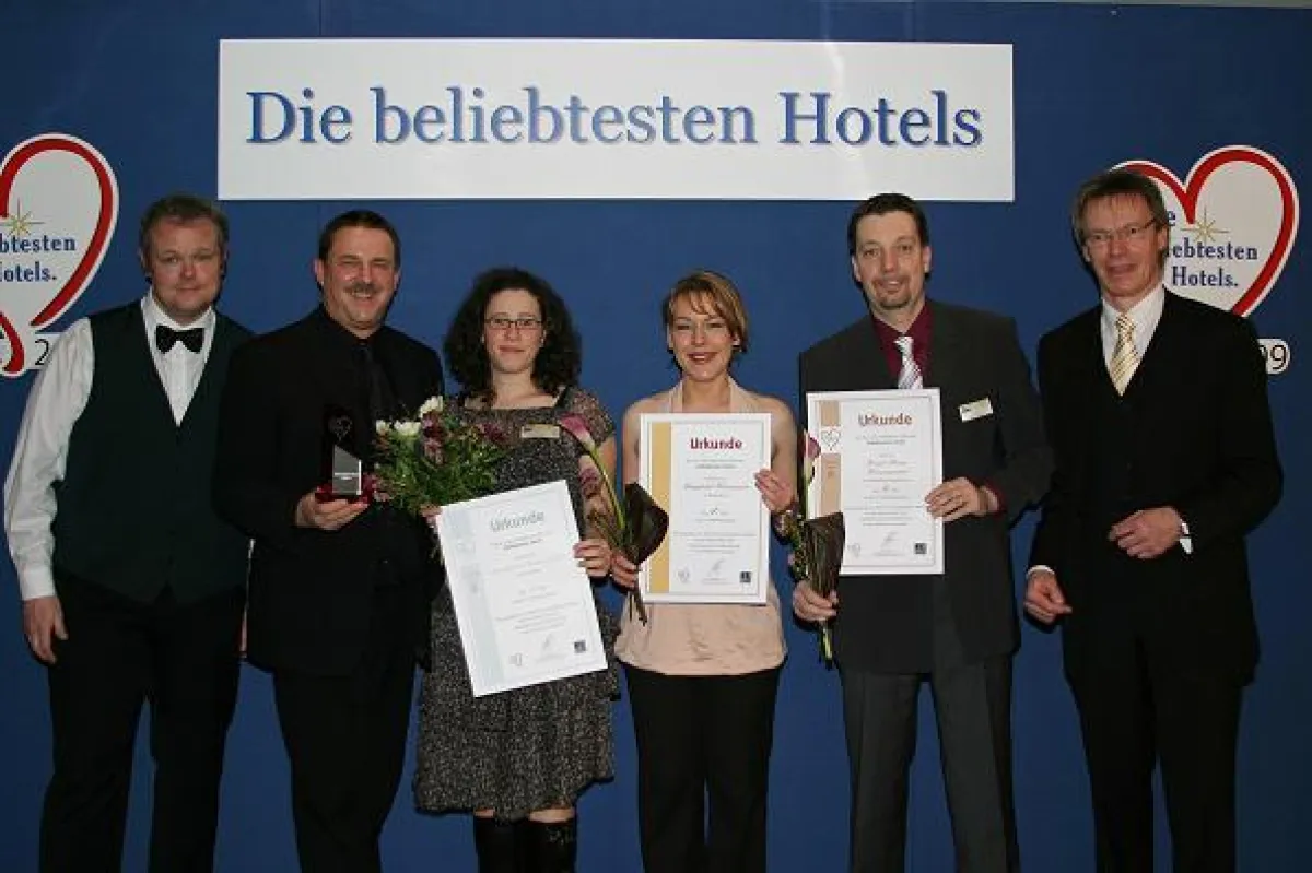Die Hotelschefs der drei beliebtesten Hotels in NRW nehmen ihre Urkunden und Awards von Norbert Meyer (Geschäftsführer EHF Hotel Marketing, rechts) entgegen.