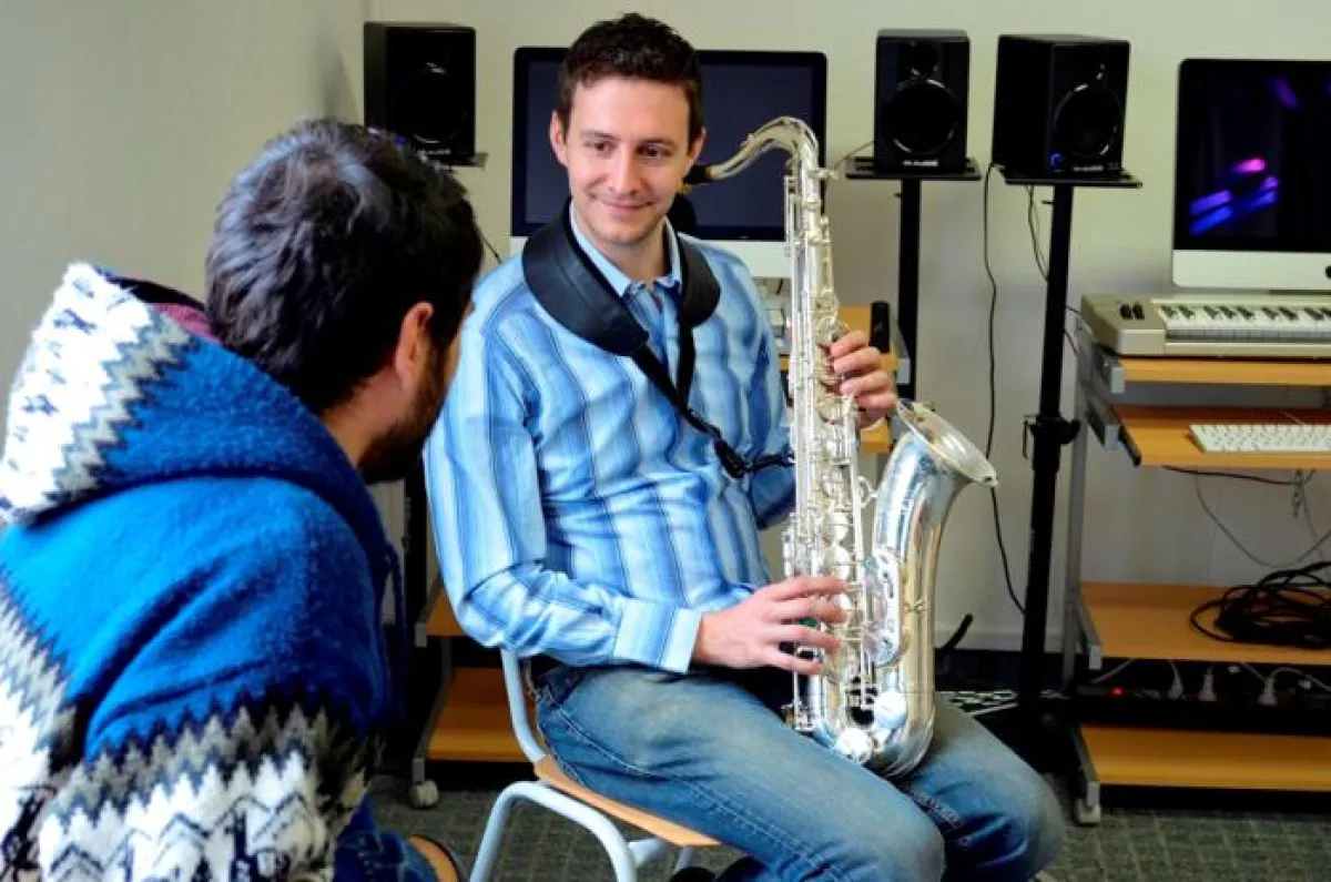 Jazzschool-Dozenten beantworten beim Tag der offenen Tür Besucher-Fragen.