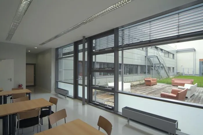 Bild: Tageslicht richtig nutzen: Großzügige Fensterflächen bringen viel Helligkeit ins Haus