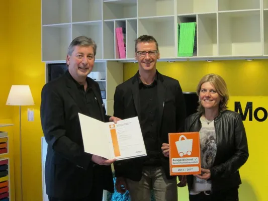 Bild: Roter Punkt GmbH freut sich über Zertifikat „Generationenfreundliches Einkaufen“