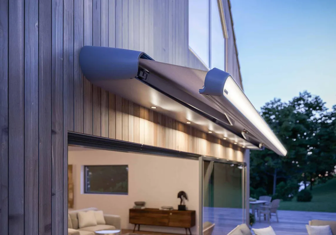 Die markilux MX-1 compact gibt es jetzt mit LED-Spots, die den Markisenkorpus stilvoll beleuchten.