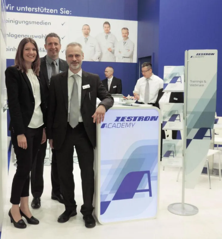 Von li.: Marina Kloiber (Produktmanagerin ZESTRON Academy), Ralph Hoeckle (Geschäftsführer ZESTRON E