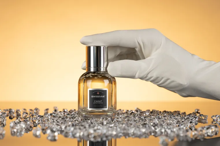 Bild: SWISSVAX bringt CARAT – den ersten Duft der Car Cosmetics-Marke – auf den Markt