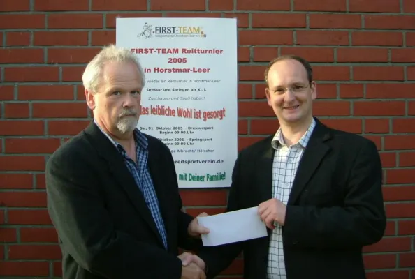 Bild: FIRST-TEAM Innovation-Center stellt neuem Reitverein für 2500 €  Ehrenpreise beim Reitturnier am 01. und 02. Oktober 2005 zur Verfügung