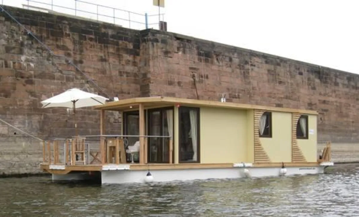 Exklusives Leben auf dem Wasser: Jedes Hausboot der Pontonboot GmbH aus Magdeburg ist ein Unikat
