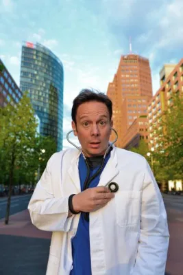 Bild: Dr. Carsten Lekutat mit „Auch Hypochonder müssen sterben“ am 30.04. und 06.05.2015 in der ufaFabrik