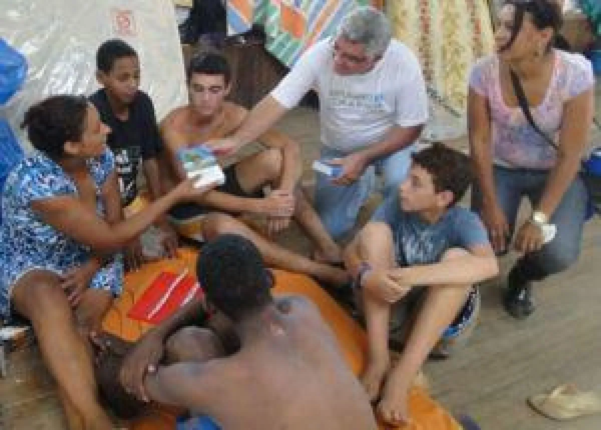 Ein Team der Bibelgesellschaft verteilt in Brasilien Bibeln an Opfer einer Flutkatastrophe. Foto:UBS