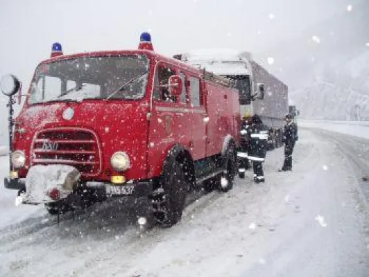 Bild: Wintereinbruch verursacht Verkehrsbehinderungen auf der S6