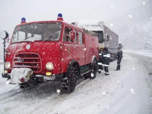Bild: Wintereinbruch verursacht Verkehrsbehinderungen auf der S6
