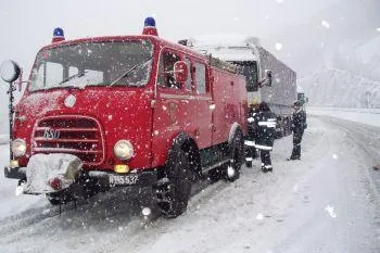 Bild: Wintereinbruch verursacht Verkehrsbehinderungen auf der S6