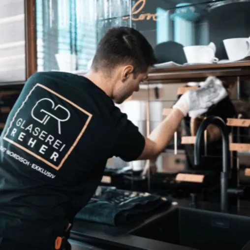 Bild: Maßarbeit als Alleinstellungsmerkmal - die Glaserei Reher setzt auf individuelle Glaslösungen