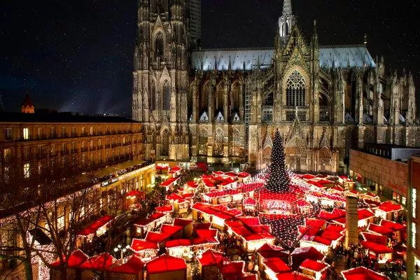 Bild: Aufbau des Weihnachtsmarktes am Kölner Dom 2011 hat begonnen