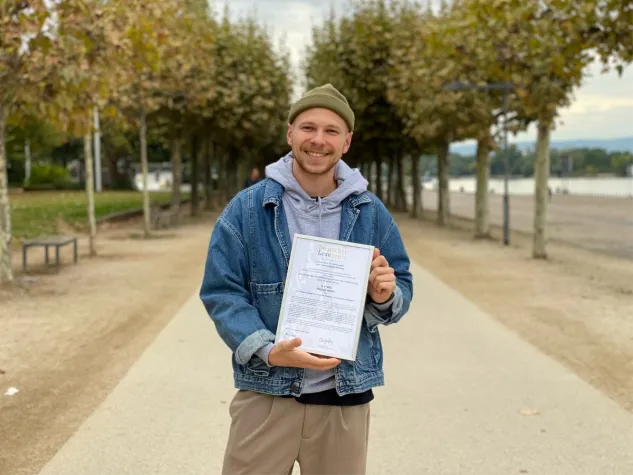 Bild: Pascal Peifer erhält den Deutschen Lesepreis 2021 