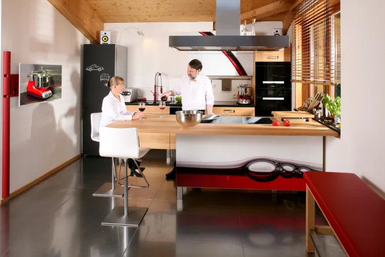 Bild: Die Kochinsel als Lebenszentrum: Wenn Massivholz auf ergonomische Perfektion trifft