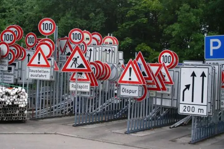 Bild: Verkehrsschilder: ACE lobt Ramsauer