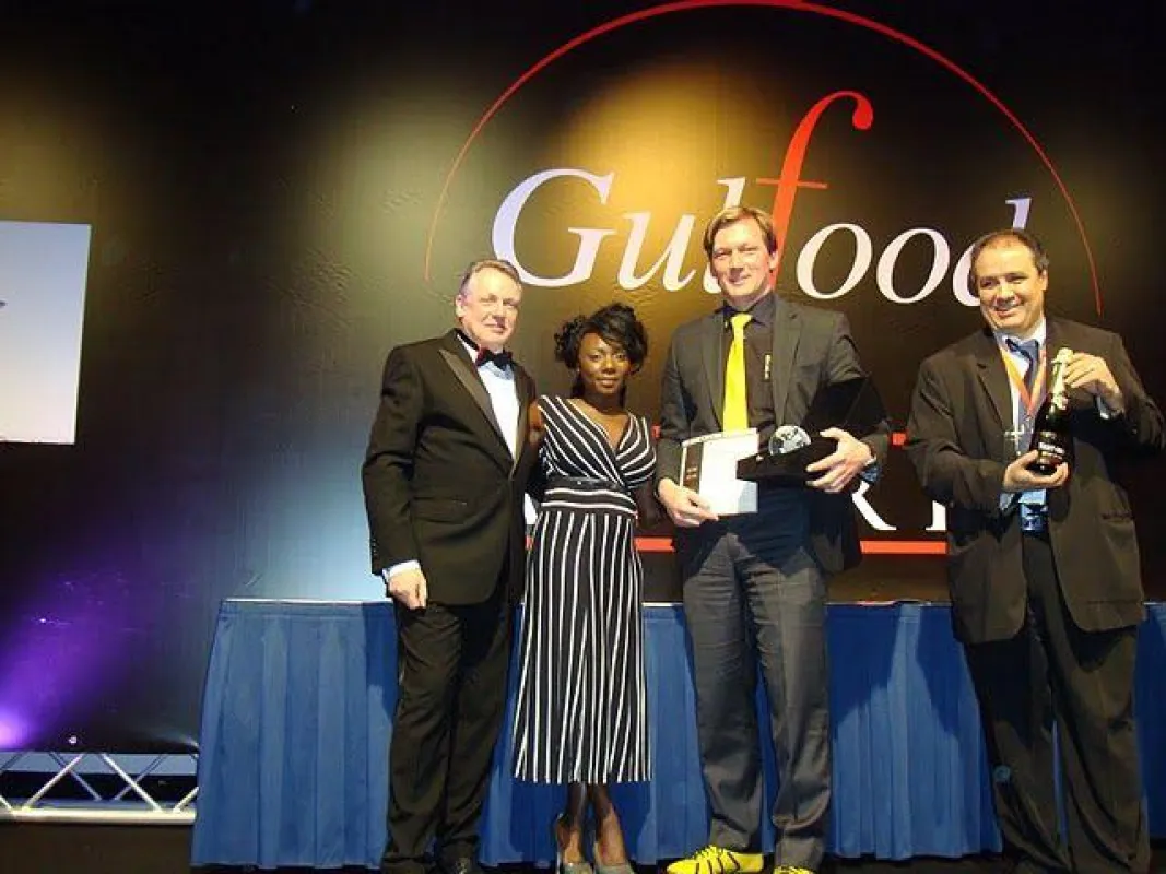 SYS Systemfiltration-Geschäftsführer Andreas Schmidt (Zweiter von rechts) nimmt den Gulfood-Award von der Jury im Word Trade Cente