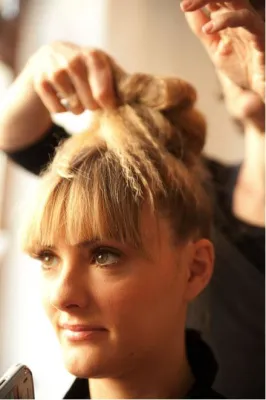 Bild: DIY – Hochsteckfrisuren: Schritt für Schritt zur perfekten Brautfrisur