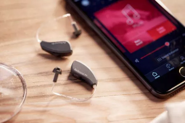 Bild: Erste intuitive Hörgeräte-Steuerung mit künstlicher Intelligenz (KI) und Sprachassistentin Siri