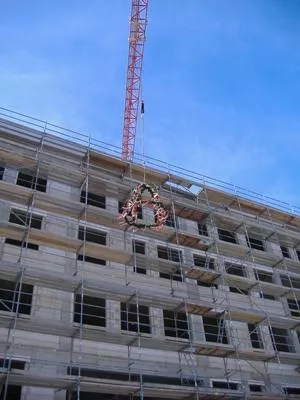 Bild: „Facharztzentrum Regensburg“ neben dem Caritas-Krankenhaus St. Josef im Rohbau fertig