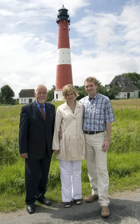 Das glückliche Brautpaar Michaela Milse und Sascha Frank aus Bielefeld mit dem Organistor der Pellwormer Leuchtturmhochzeiten Kapitän Wilfried Eberhardt