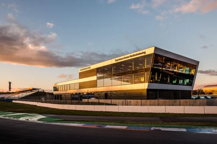 Bild: Porsche Experience Center mit LED-Lichtwerbung von guttenberger+partner