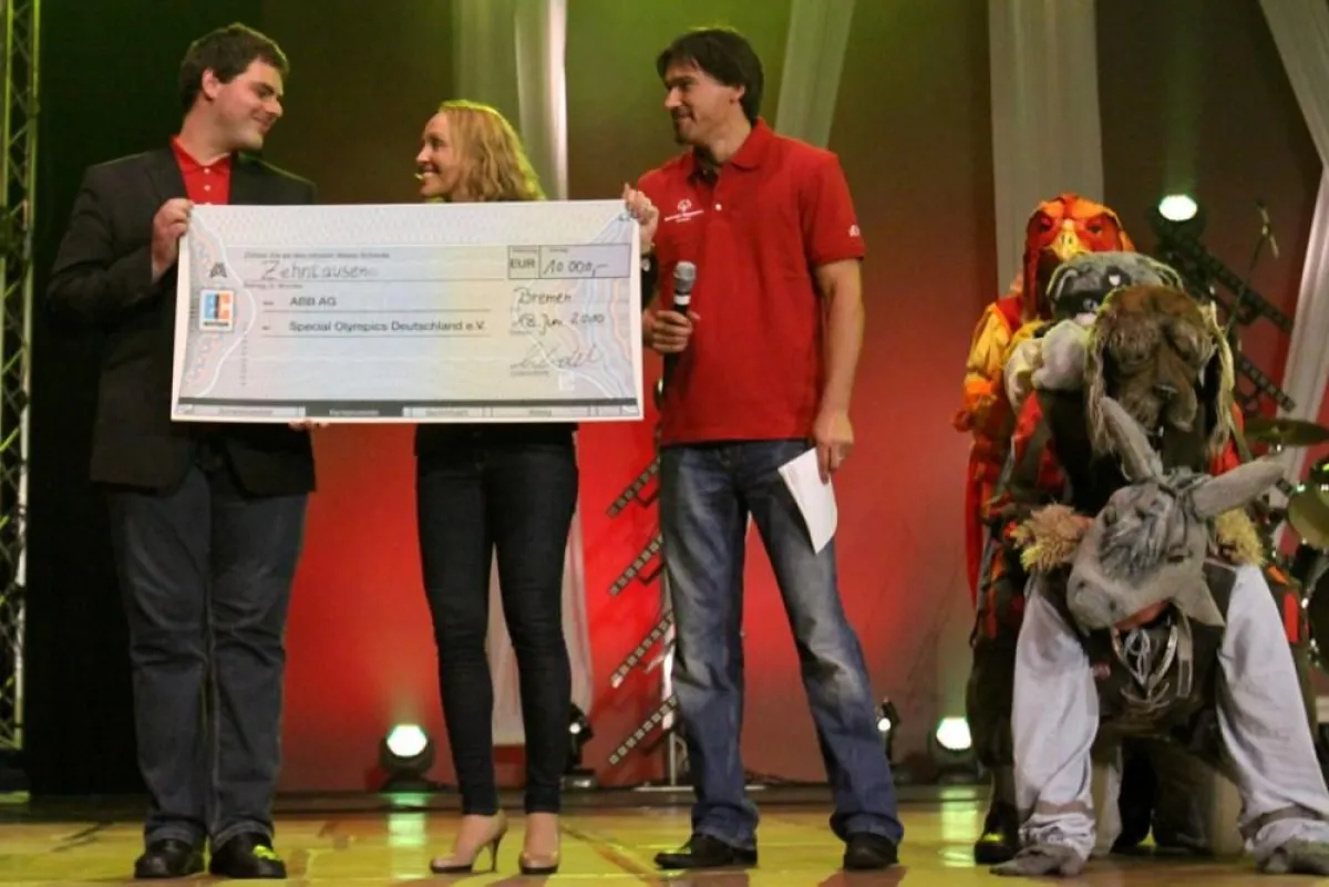 SOD-Athletensprecher nimmt den Scheck von Uta Windel (ABB) entgegen