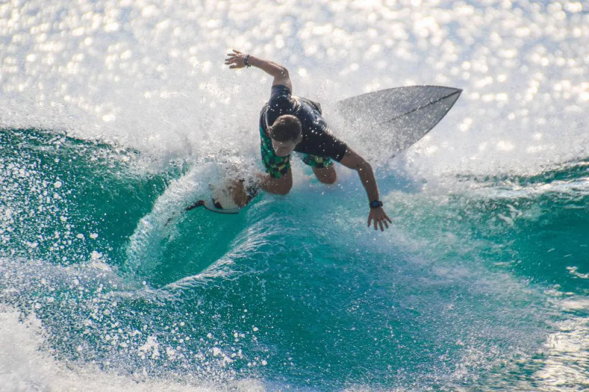 Surf-Coach Ricardo Lourenço Pereira vor den Inseln des Niyama Private Islands