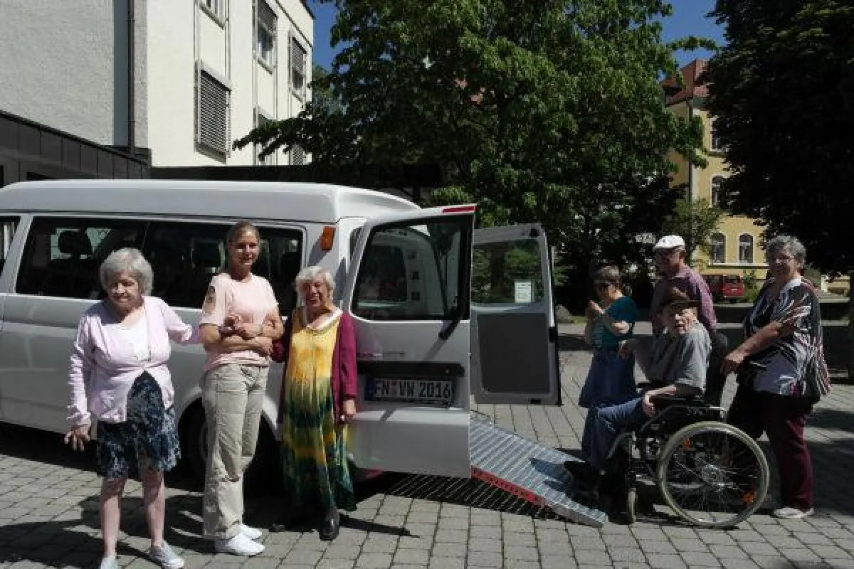 Freude über das neue Fahrzeug, das von Aktion Mensch bezuschusst wurde.