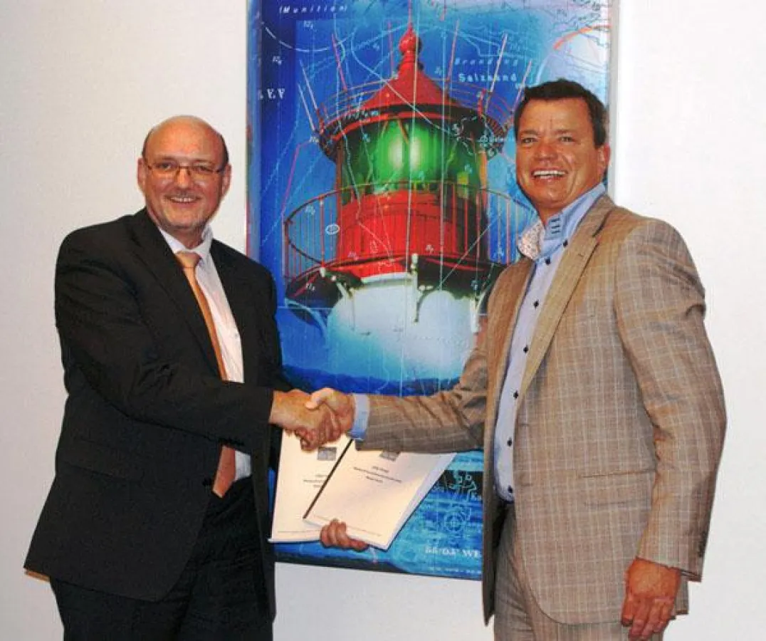 city-map-Vorstand Uwe Albrecht (links im Bild) gratuliert Master-Lizenznehmer Lucien W.A. Verhoef (rechts)