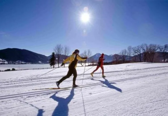 Bild: Hüttenhopping auf Langlaufskiern - Auf DSV-zertifizierten Loipen durch das winterliche Tegernseer Tal