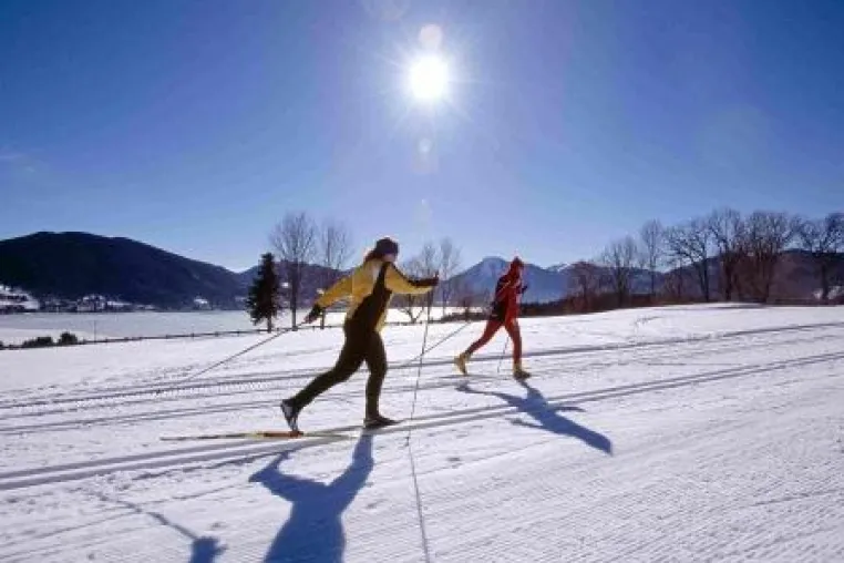 Bild: Hüttenhopping auf Langlaufskiern - Auf DSV-zertifizierten Loipen durch das winterliche Tegernseer Tal