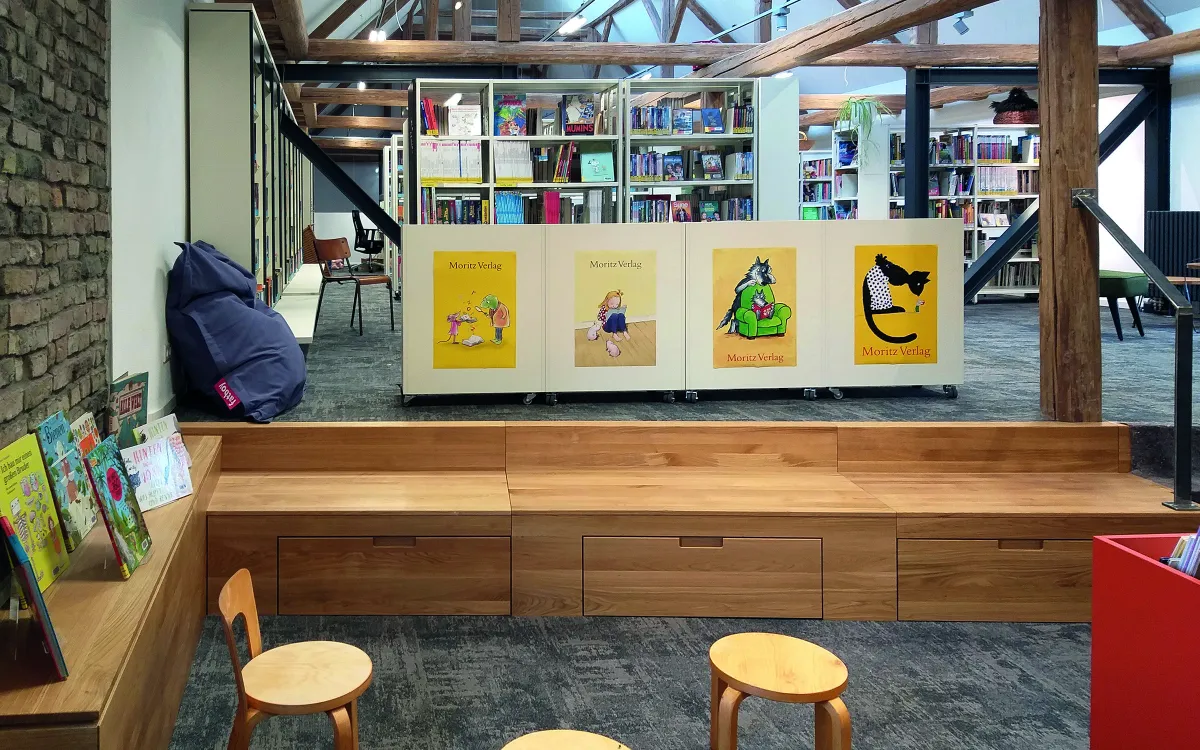 Blick in den Kinderbereich der neu gestalteten Stadtteilbibliothek Ober-Erlenbach (© ekz)